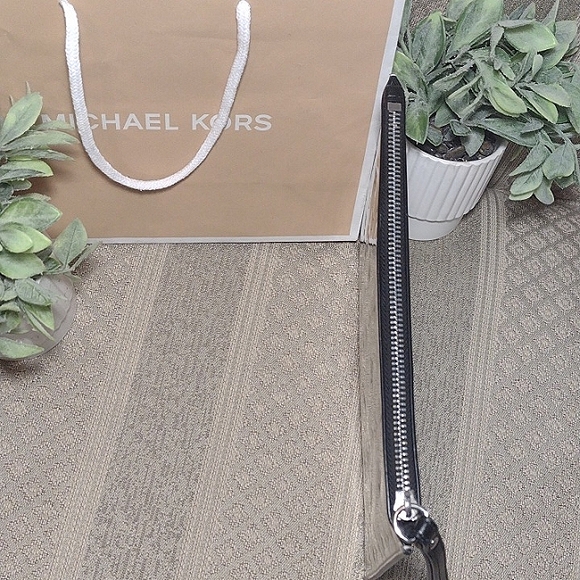 Michael Kors Jet Set Travel Wristlet Clutch in Foil Silver - Picture 5 of 16